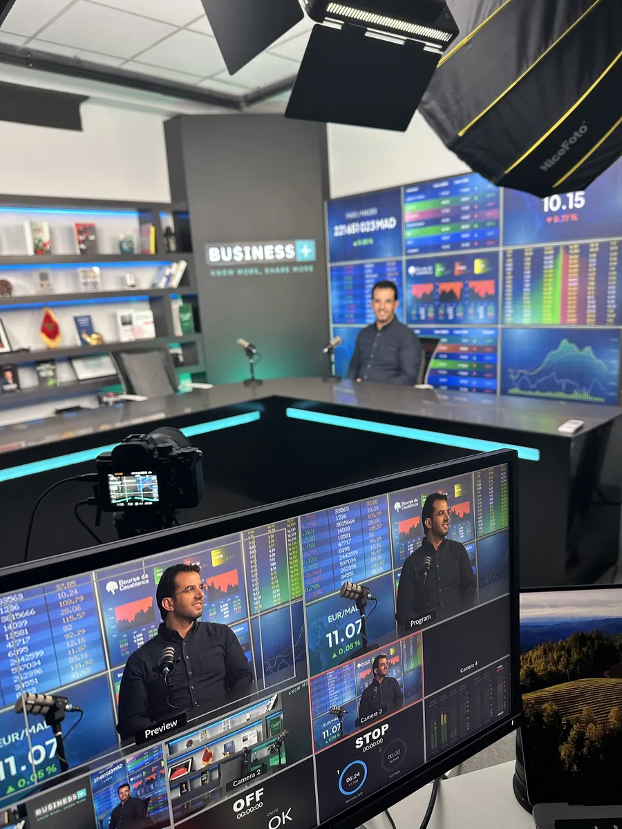 Régie de télévision affichant Abdelmajid Charrass sur plusieurs écrans de contrôle